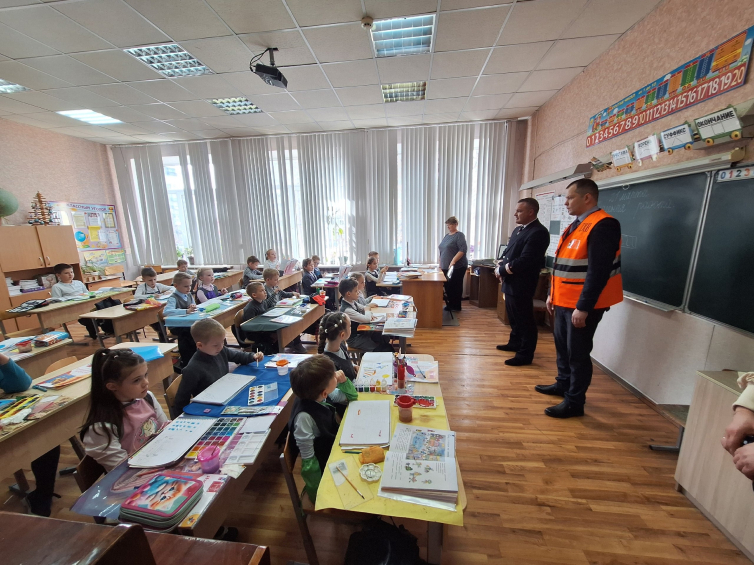 УСТУПИ ДОРОГУ ПОЕЗДАМ!