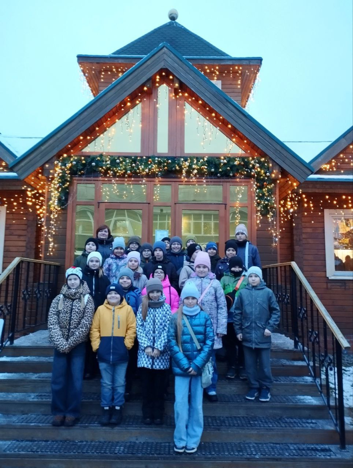 НЕСКУЧНЫЕ КАНИКУЛЫ. ПОСЕЩЕНИЕ ФАБРИКИ ЕЛОЧНЫХ ИГРУШЕК «АРИЭЛЬ» и ФАБРИКИ «ЗОЛОТАЯ ХОХЛОМА»